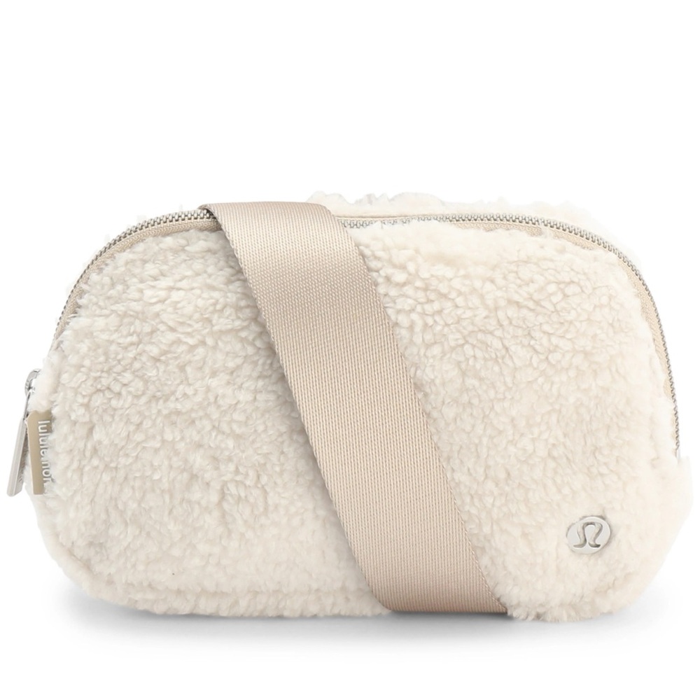 Lululemon Everywhere Belt Bag 1L
Fleece *NWT White Opal/Gold